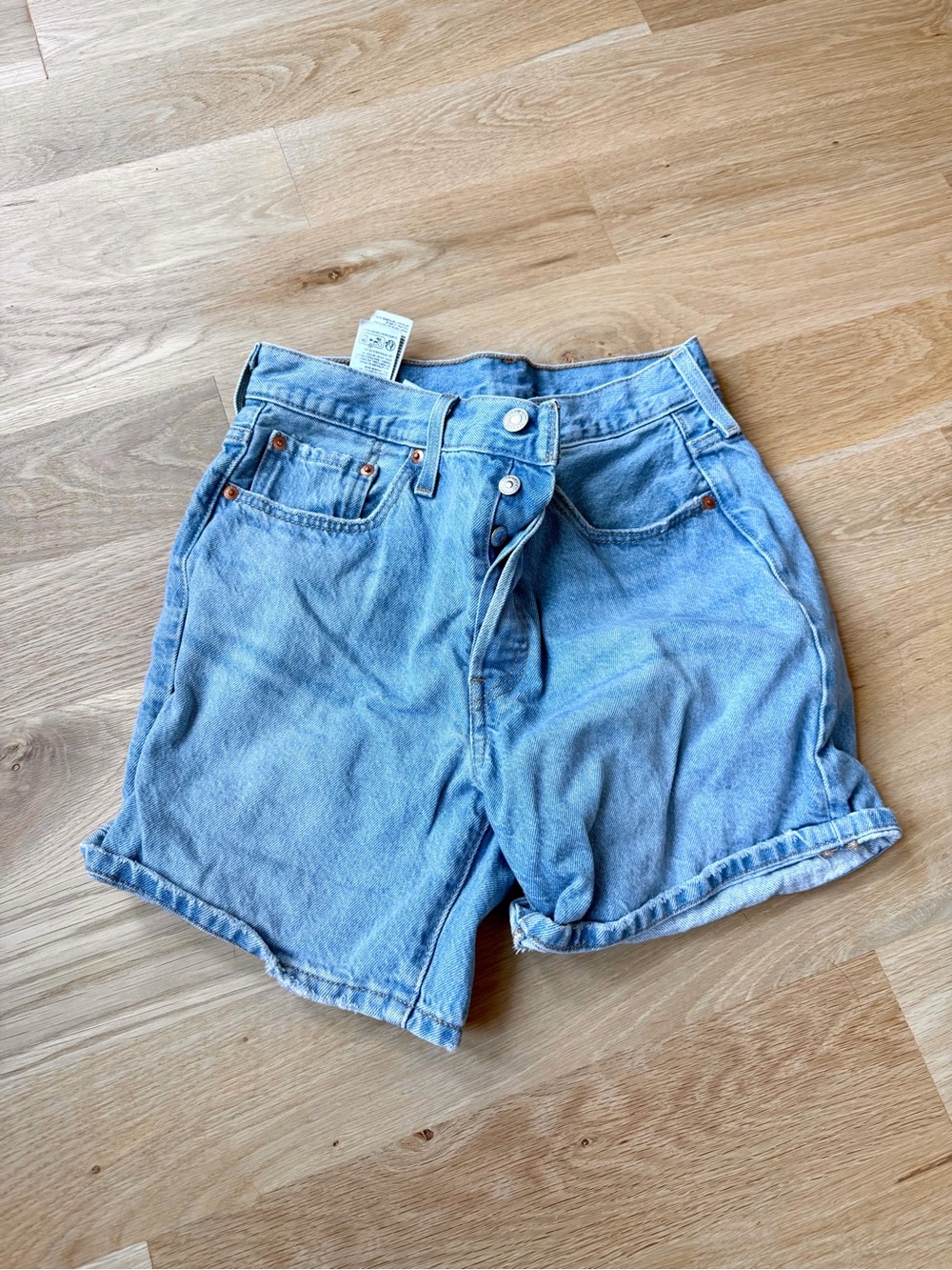 Levi’s 501 mid thigh short